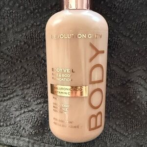 Revolution Glow Body Veil Foundation - Cream F12.5